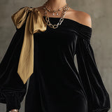Zwarte Fluwelen en Gouden Satijnen Patchwork Off-Shoulder Mini-jurk