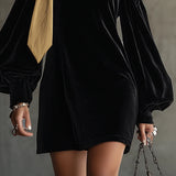 Zwarte Fluwelen en Gouden Satijnen Patchwork Off-Shoulder Mini-jurk