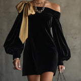 Zwarte Fluwelen en Gouden Satijnen Patchwork Off-Shoulder Mini-jurk