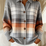 Elena – Geruite gebreide blouse in zachte tinten